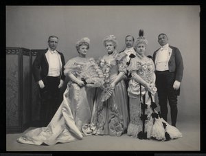 Groepsportret van Sydney Dillon Ripley, mevrouw J.T. Burden, mevrouw Wm. Jay, Benjamin Nicol en kolonel Wm. Jay op het James Hazen Hyde Bal, New York, 31 januari 1905